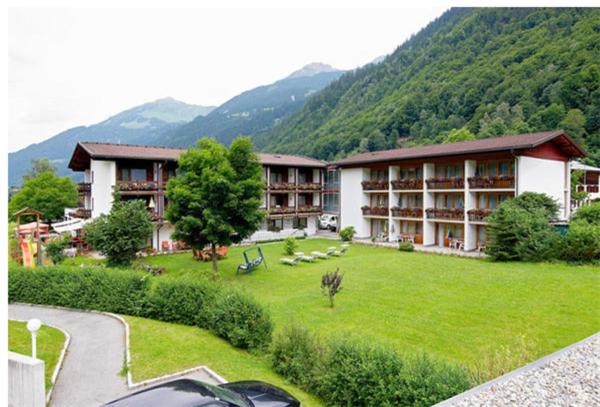 ein Resort mit einem großen Hof mit einem Gebäude in der Unterkunft Hotel Silvretta in Sankt Gallenkirch