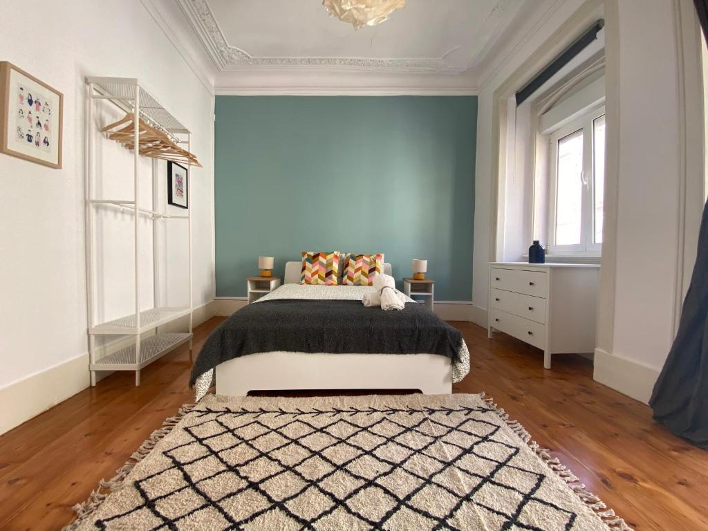 Terrace House في لشبونة: غرفة نوم بسرير وجدار ازرق