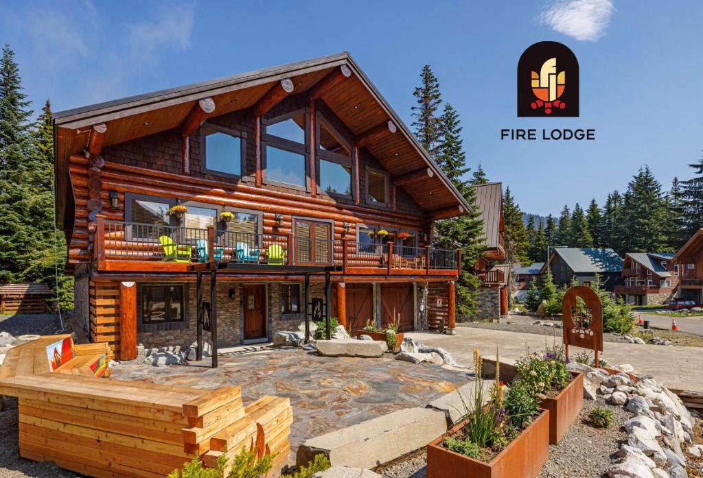 uma grande casa de madeira com uma lareira em Luxury Family Cabin at Summit West em Snoqualmie Pass