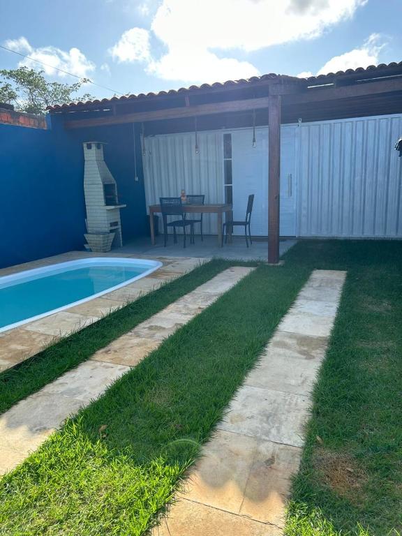 un cortile con piscina, tavolo e patio di Tiny Lagoa a Jijoca de Jericoacoara