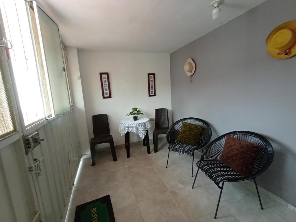 un comedor con mesa y sillas en una habitación en Aparta estudio Fantástico en Bucaramanga