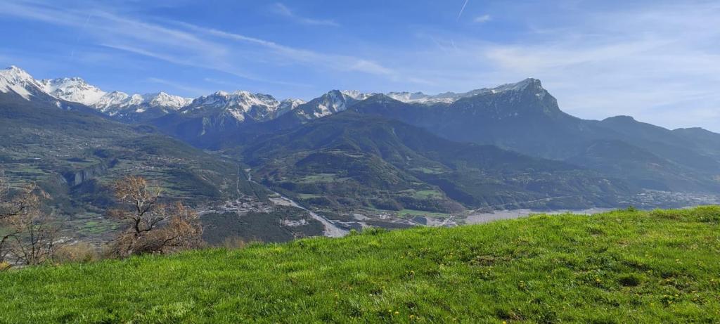 a view of a mountain range with a valley at Rez de jardin, vue panoramique, plein Sud in Puy-Sanières