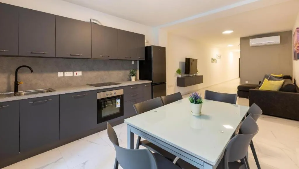 Spacious 3BD Family Apartment with Terrace - by HostMT