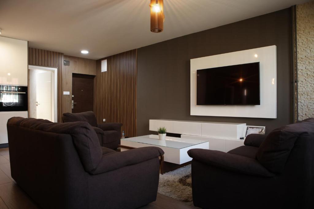 SkopjeLUX Apartments - Luxury Two Bedroom - Street - Dame Gruev 3