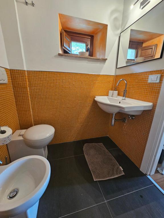 A bathroom at Villa delle lucciole