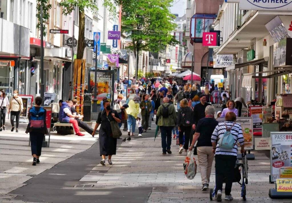 una multitud de personas caminando por una concurrida calle de la ciudad en Perfekt für Geschäftsreisende Komfort Eleganz und erstklassiges WLAN in zentraler Lage, en Wuppertal
