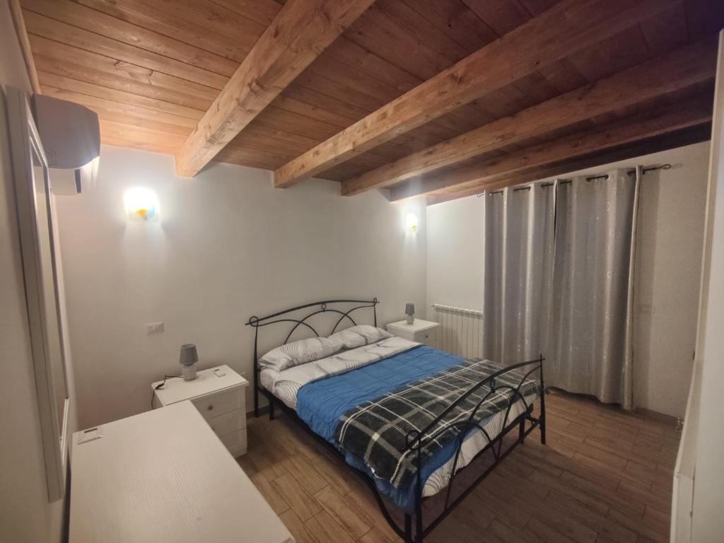 a bedroom with a bed and a wooden ceiling at Sunrise Home in Porto