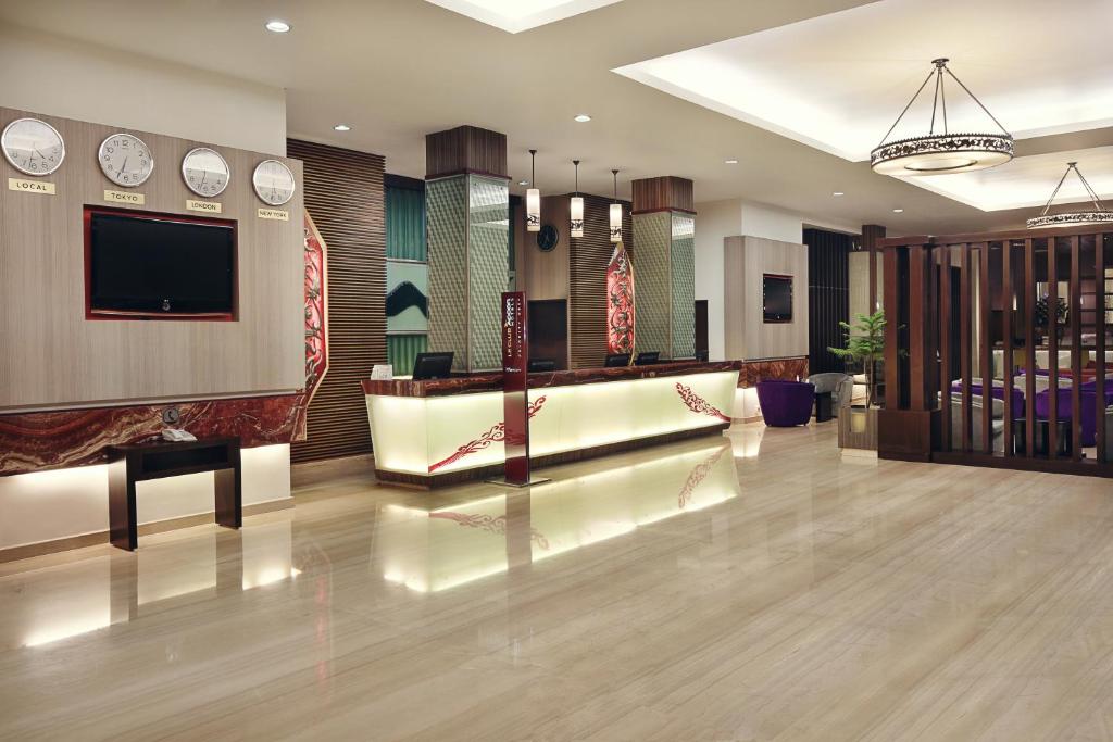 TV a/nebo společenská místnost v ubytování Mercure Pontianak City Center