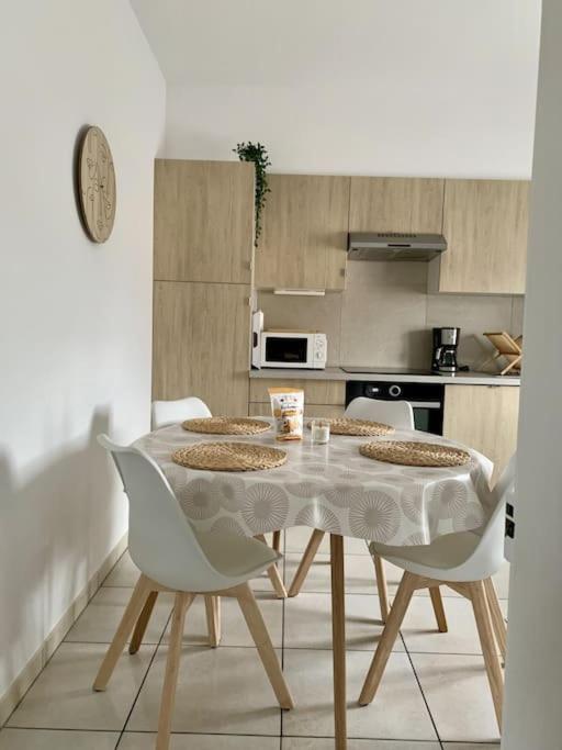 Kuchyň nebo kuchyňský kout v ubytování Charmant appartement