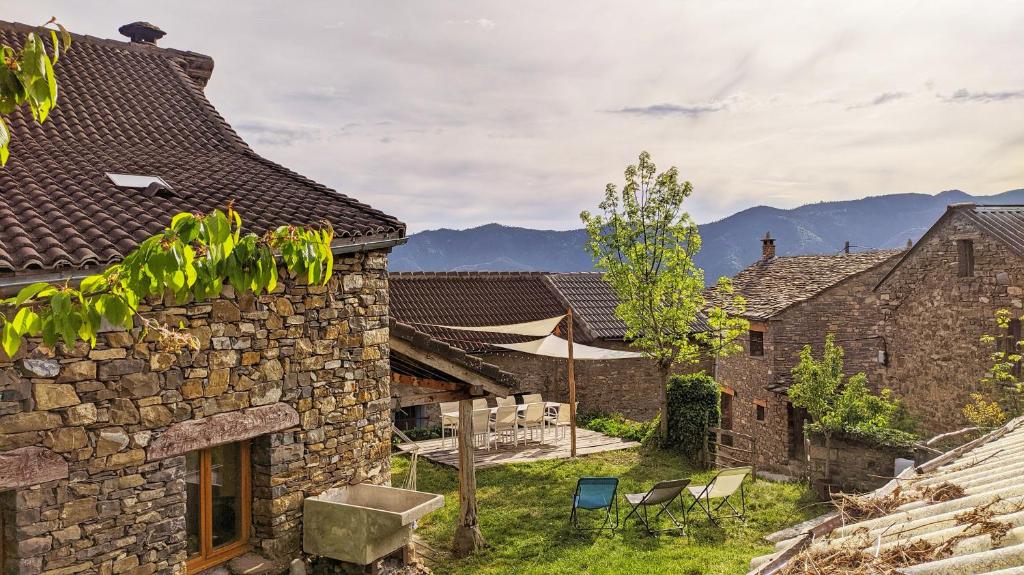 Cette maison en pierre offre une vue sur la cour. dans l'établissement Casa Rural Petricor, Ordesa, à Vío