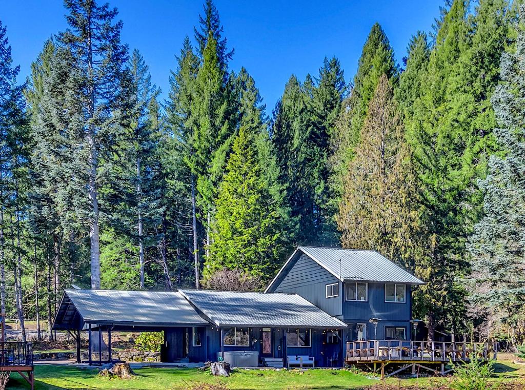 パックウッドにあるWaterfront Cabin at White Pass and Mount Rainier National Parkの森の中の青い家