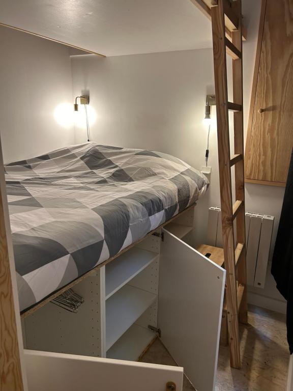 a bed in a room with a bunk bed at Au coeur de Bordeaux in Bordeaux