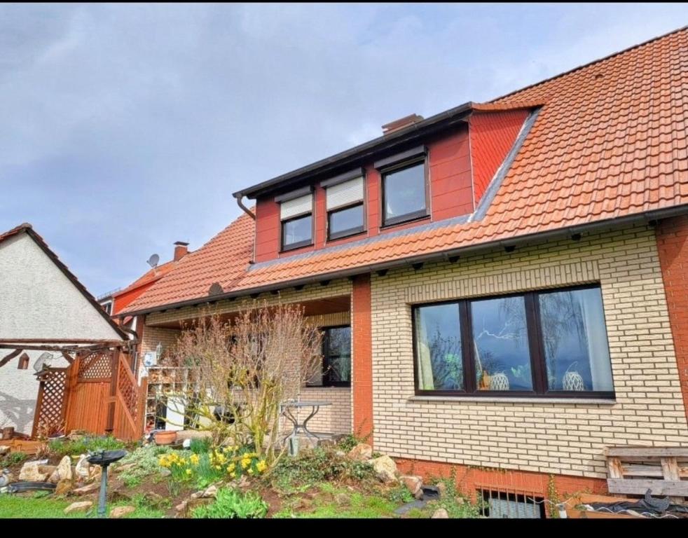 una casa con techo naranja en Lianes Feriendomizil Fewo in Niedernjesa - Friedland, en Friedland