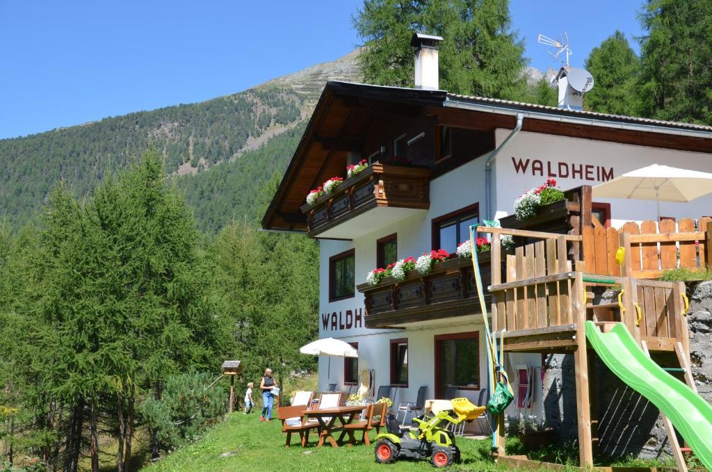 un edificio con un parque infantil delante de él en Waldheim, en Solda