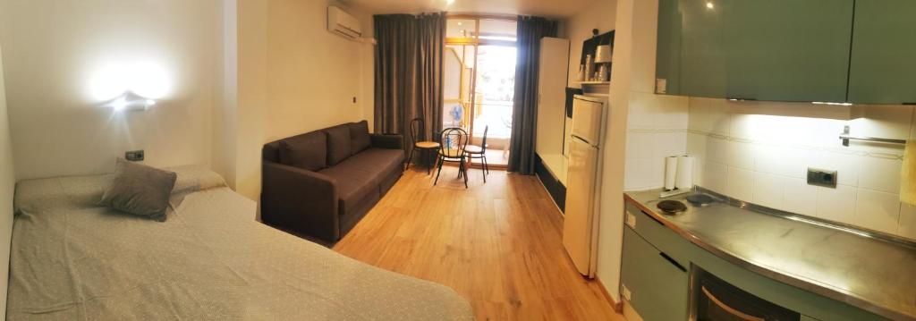 Ένα ή περισσότερα κρεβάτια σε δωμάτιο στο NEW NUEVO BRAND NEW A ESTRENAR LUXURY DE LUJO APARTAMENTO APARTHOTEL SALOU 12 months open! 12 meses abierto!