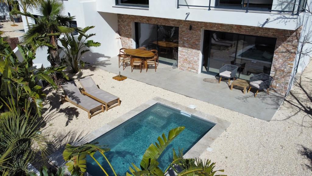 聖拉斐爾的住宿－Villa 443，房屋前游泳池的顶部景色