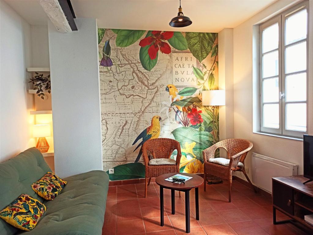 亞維儂的住宿－Le Colibri, Duplex Lumineux Intramuros，客厅配有沙发和墙上的地图