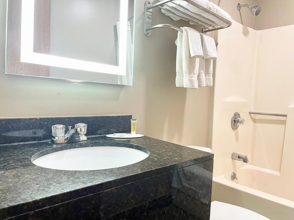 Super 8 by Wyndham St. Clair MO - Zimmer Mit Kingsize-Bett – Nichtraucher