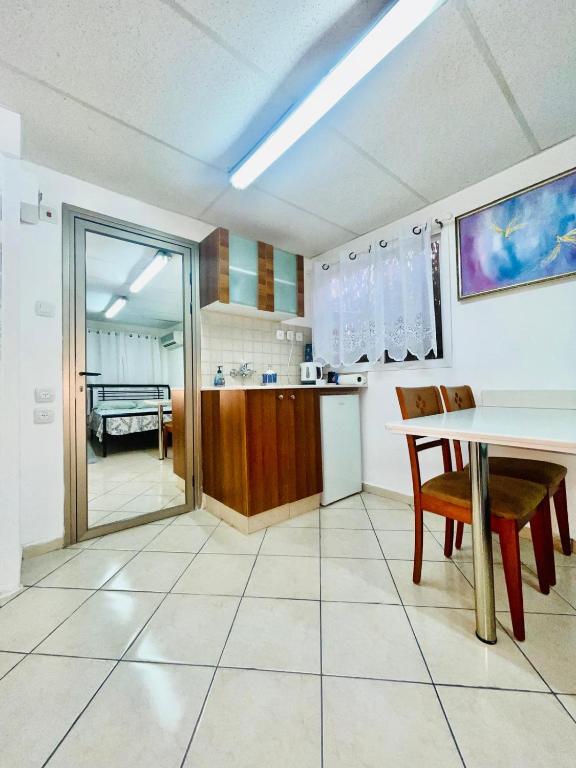 Küche&#47;Küchenzeile in der Unterkunft Eilat Beach House