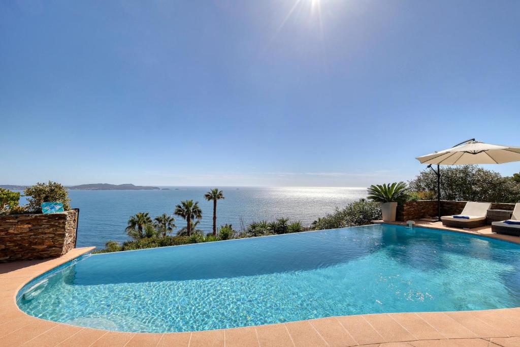Πισίνα στο ή κοντά στο VILLA INFINITY 200m2 VUE MER, Giens & Porquerolles