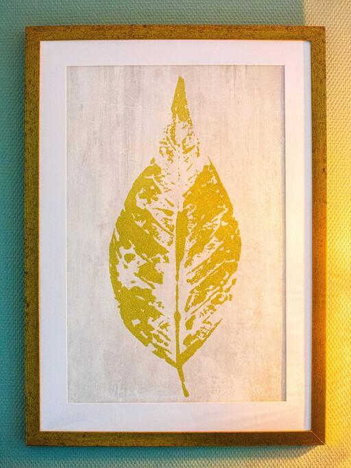 a picture of a yellow leaf in a picture frame at La Feuille Dorée, au calme, parking gratuit in Belfort