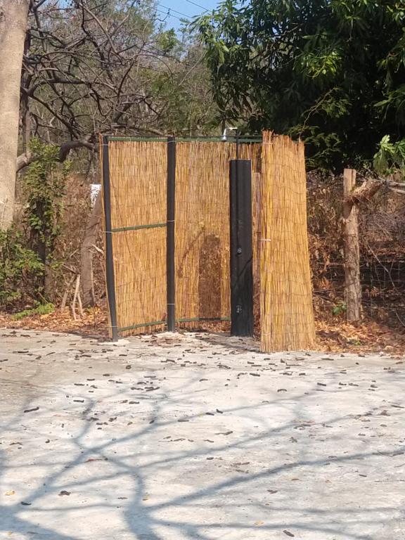 un portail dans une clôture dans la terre dans l'établissement Casa de campo en la playa, à La Cruz