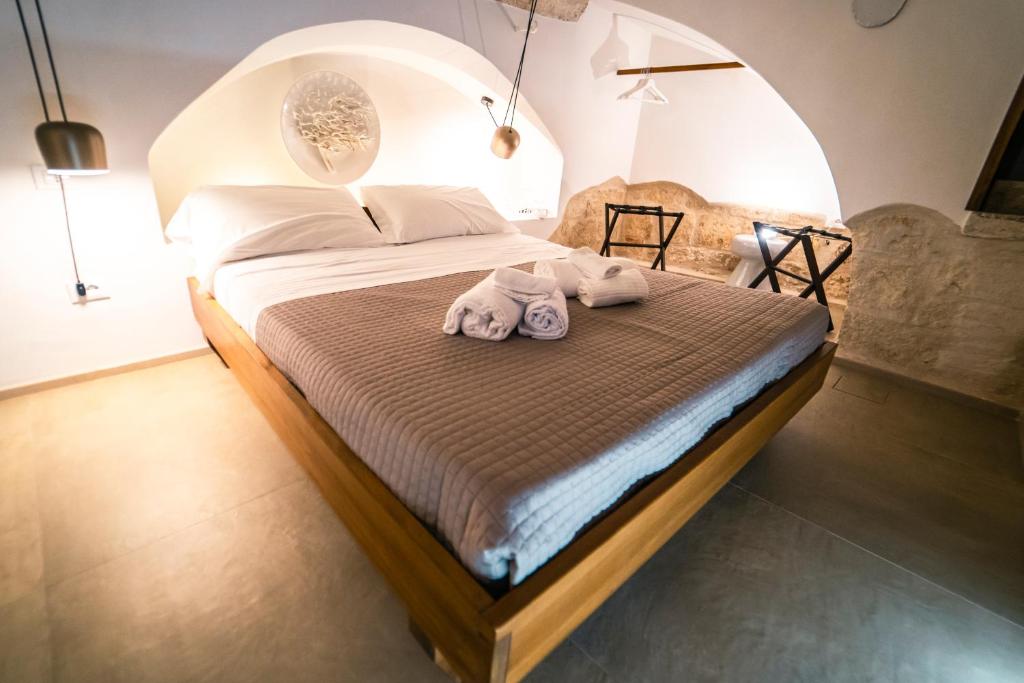 A bed or beds in a room at Palazzo Fiscaiolo