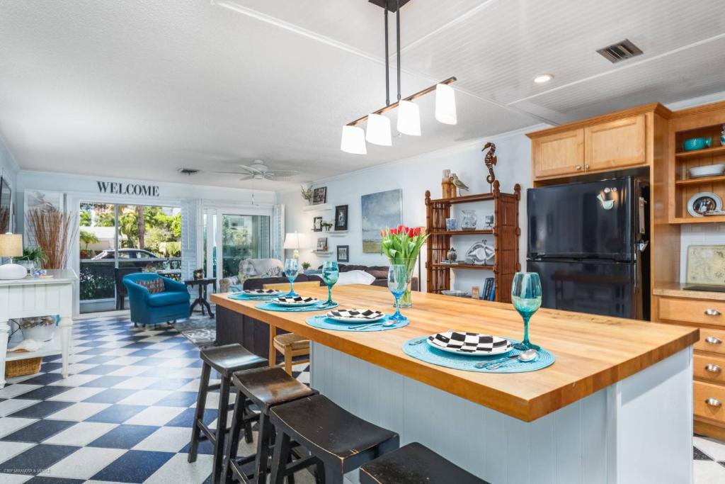 eine Küche mit einer großen Insel mit einer Arbeitsplatte in der Unterkunft Kingston Arms 1st Fl Cottage in Sarasota