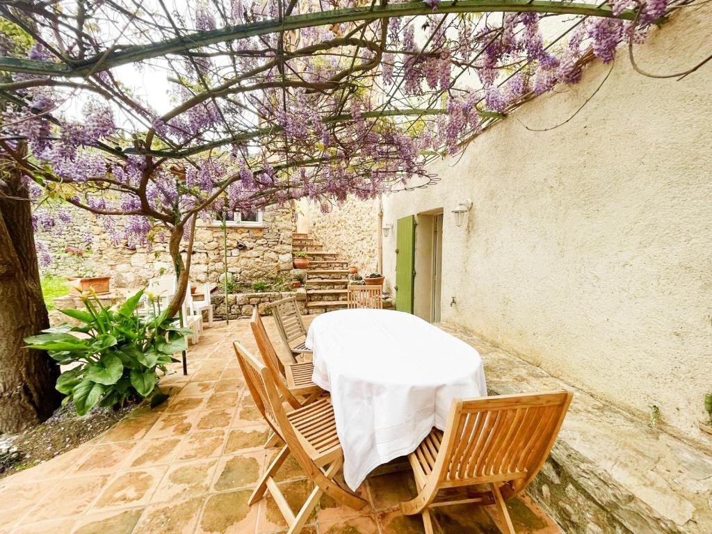 Photo de la galerie de l'établissement VILLA ARAGON Spa - au pied du village - idéale familles cousinades, à Seillans