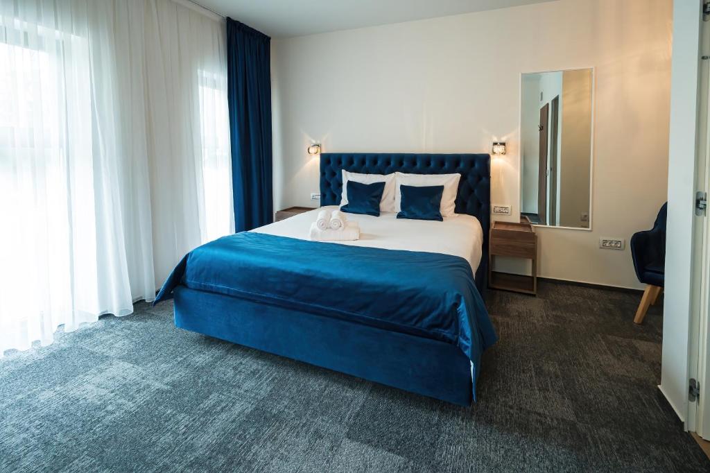 Postel nebo postele na pokoji v ubytování ALIVE HOTEL
