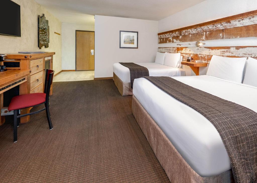 Postel nebo postele na pokoji v ubytování Inn at South Lake Tahoe