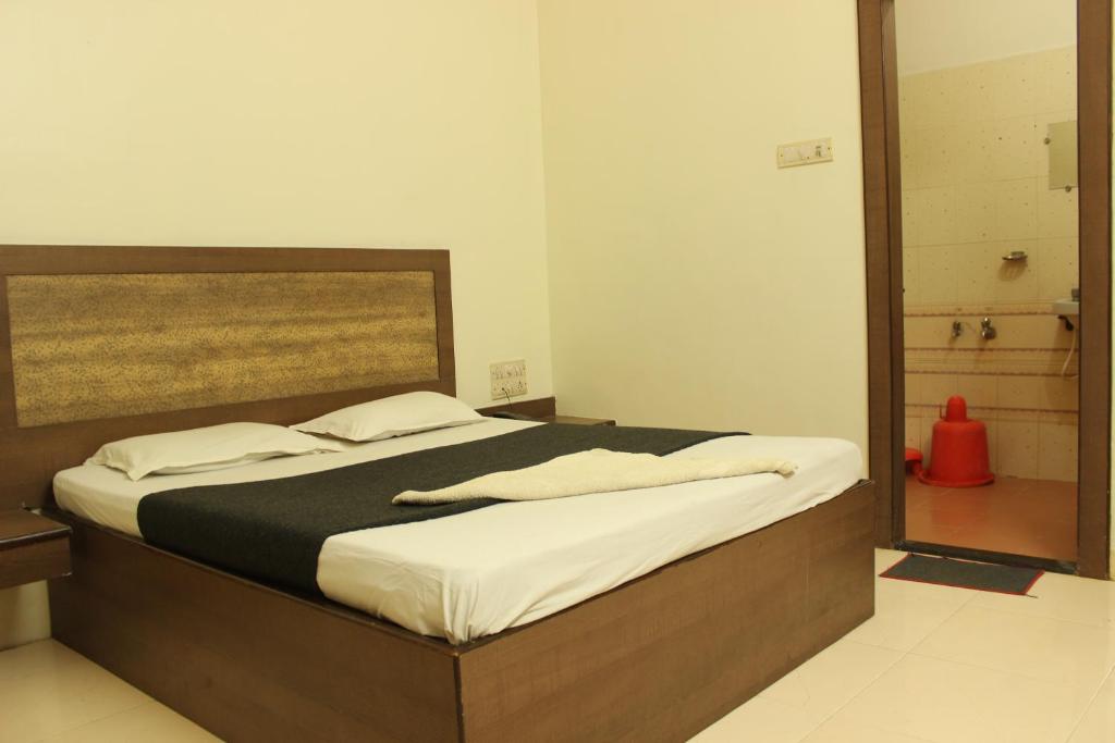 Postel nebo postele na pokoji v ubytování Hotel Laxmi Palace Newly Renovated