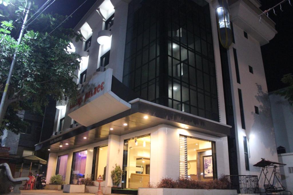 un magasin devant un bâtiment la nuit dans l'établissement Hotel Laxmi Palace, à Shirdi
