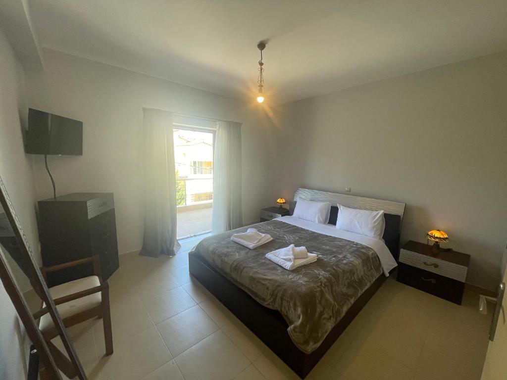ein Schlafzimmer mit einem Bett mit zwei Handtüchern darauf in der Unterkunft Villa Melydron in Nafplio