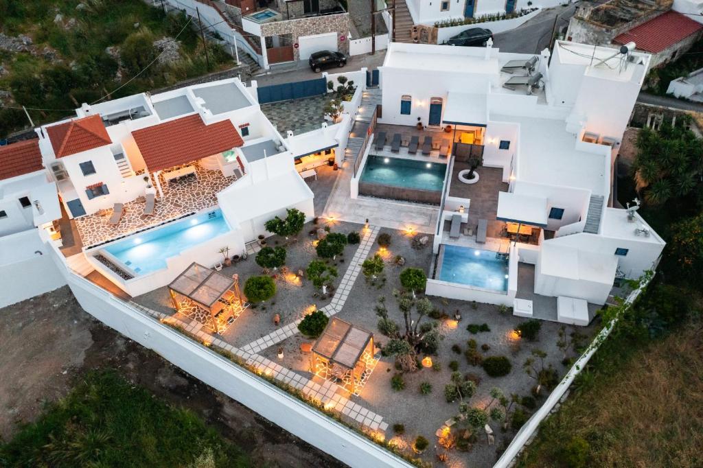 Bazén v ubytování Kalathos Square luxury suites nebo v jeho okolí