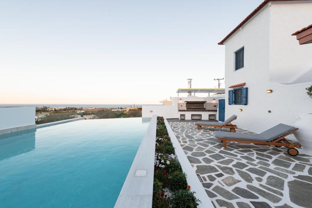Bazén v ubytování Kalathos Square luxury suites nebo v jeho okolí
