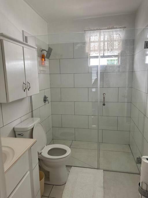 Koupelna v ubytování Ottie-Newly Renovated, 5 min from beach