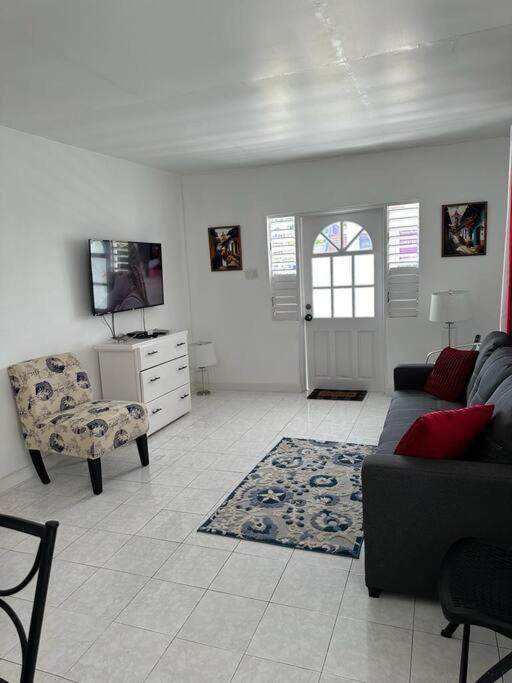 Posezení v ubytování Ottie-Newly Renovated, 5 min from beach