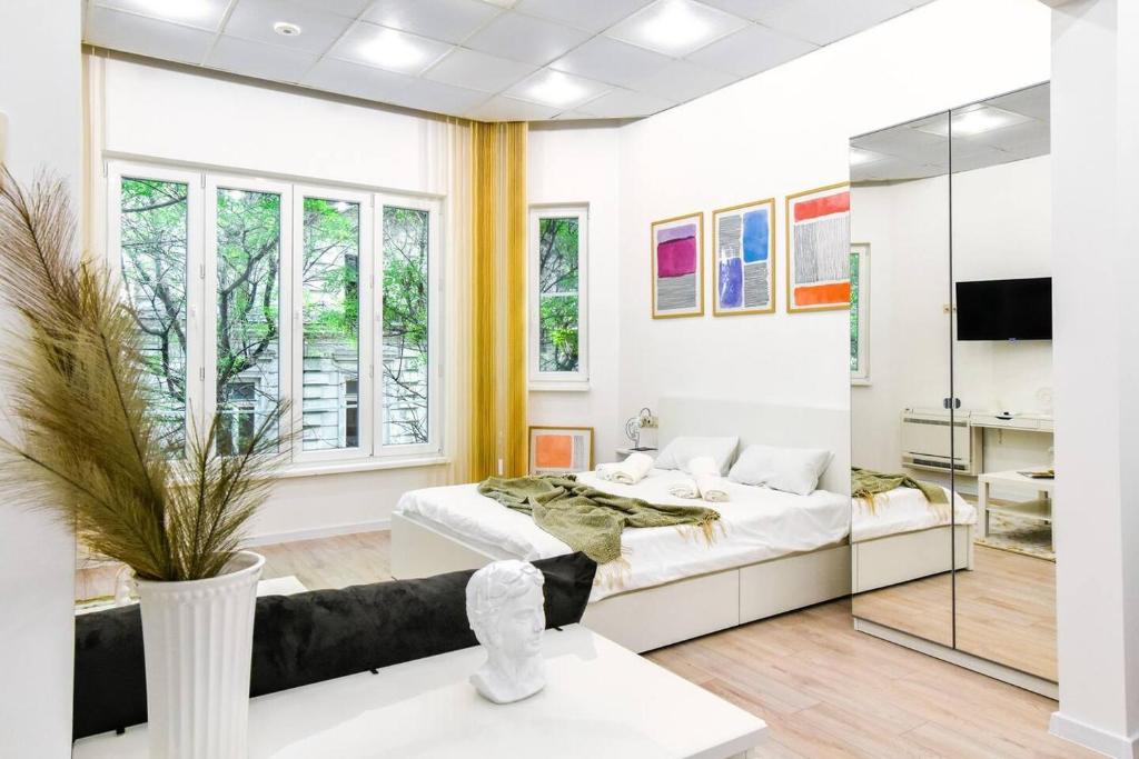 Μια τηλεόραση ή/και κέντρο ψυχαγωγίας στο Duplex Condo Prime Location 2bth 2 Studios