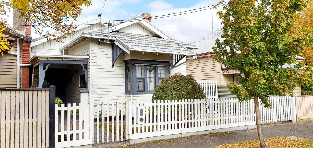 Gallery image of 3 Bdrm 1920s Cottage 1.5 Km to Sovereign Hill in Ballarat