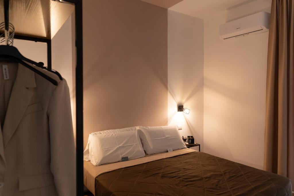 拿坡里的住宿－Benincasa Rooms Napoli，一间卧室配有一张床和镜子
