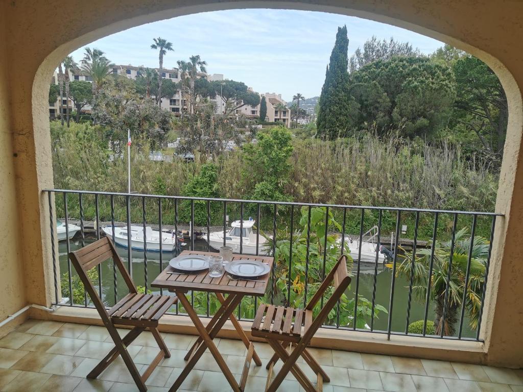 Una mesa y sillas en un balcón con vista. en T2 au cœur du Golfe de Saint Tropez, en Cogolin