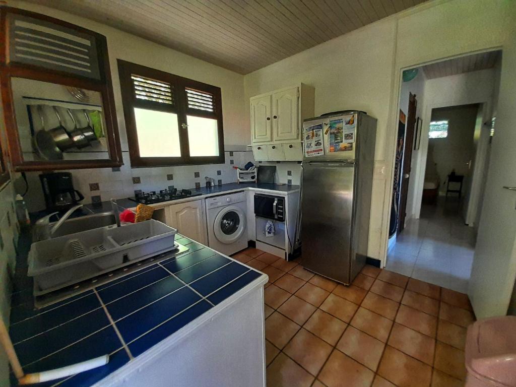 Kuchyň nebo kuchyňský kout v ubytování Appartement Papay dans Villa Fleurs des Iles