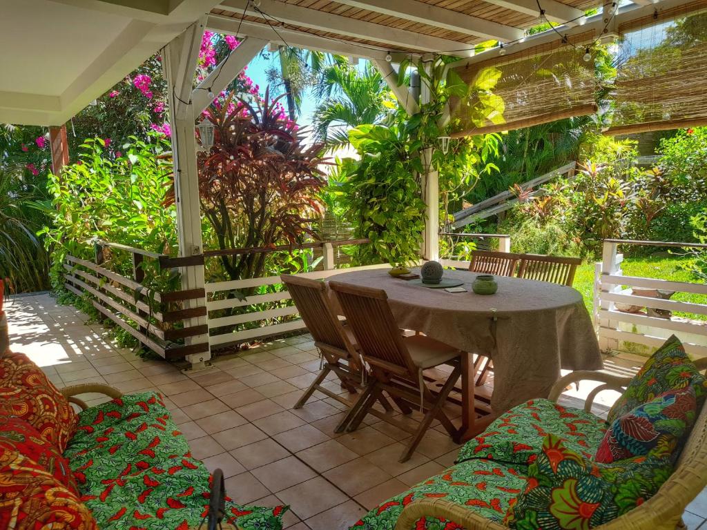 Zahrada ubytování Appartement Papay dans Villa Fleurs des Iles