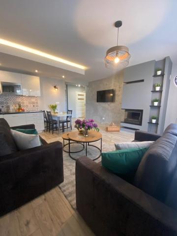 sala de estar con sofá y mesa en Apartament pod Smrekiem, en Zakopane