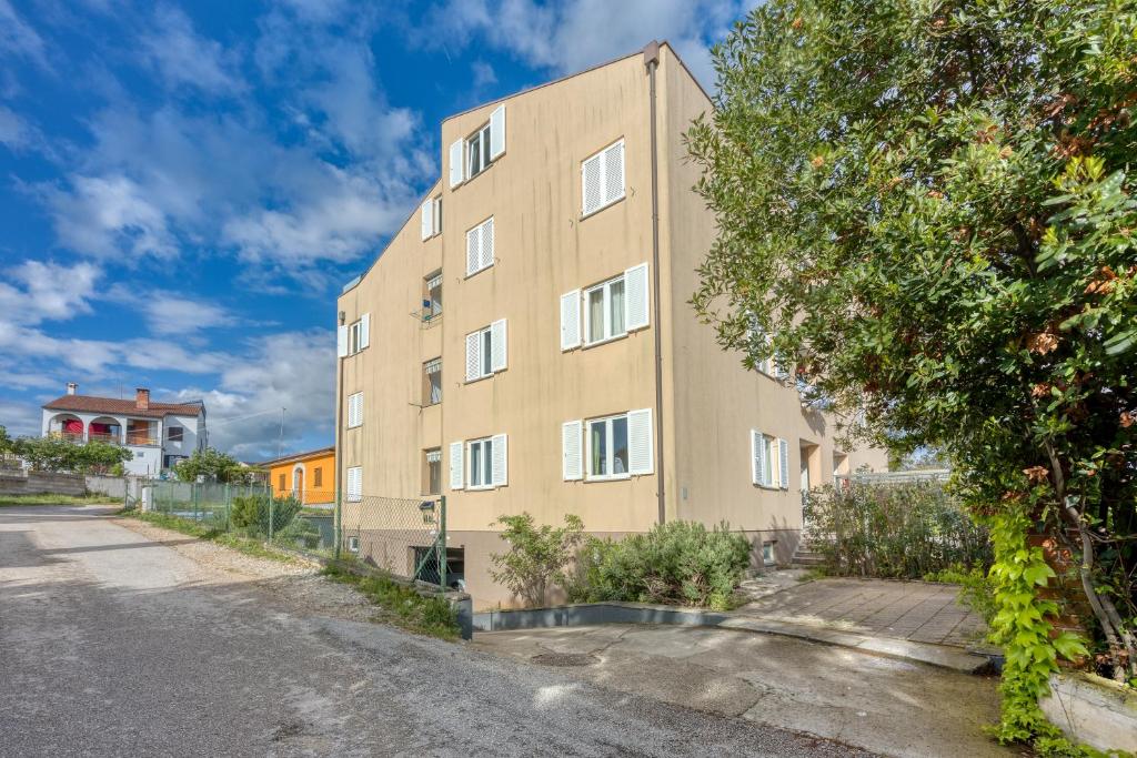un condominio sul lato di una strada di Apartments Erna & Max a Rovigno (Rovinj)