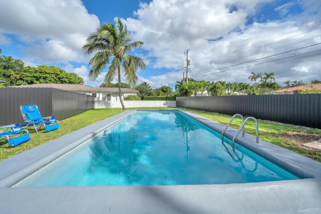 Kolam renang di atau dekat dengan Biscayne Park 2 1 - Renovated Duplex w Pool