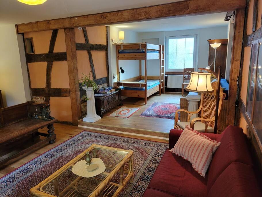 ein Wohnzimmer mit einem Sofa und einem Tisch in der Unterkunft Des 16ten Jahrhunderts Sonne in Schwanau