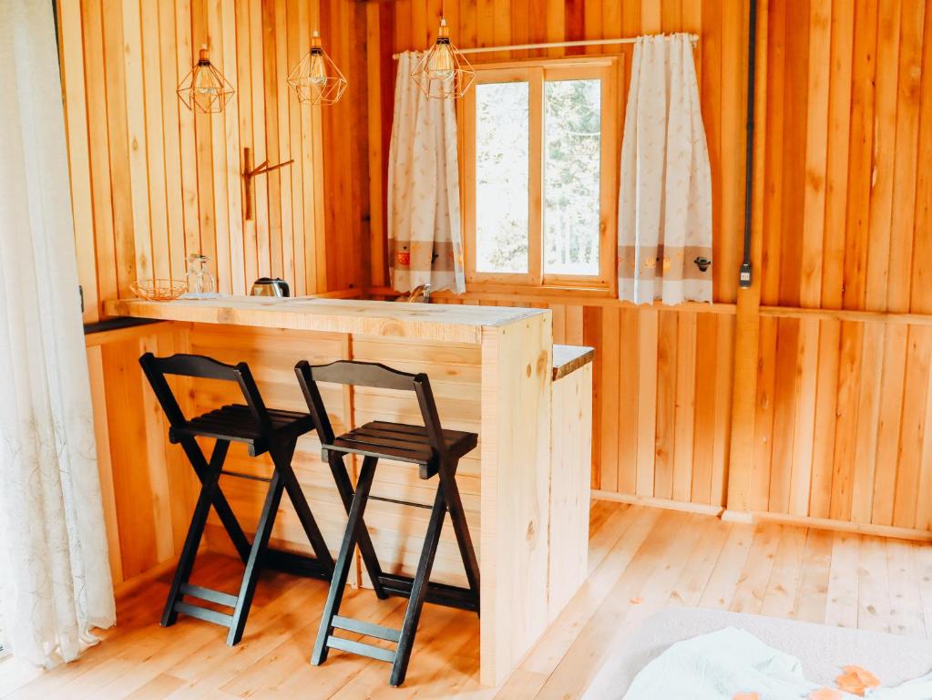 two chairs sitting at a wooden desk in a room at Sítio caminho das nascentes in Urubici