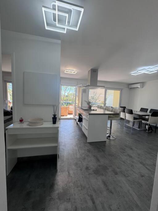 une pièce vide avec une cuisine et un salon dans l'établissement Spacieux T2 - Grande terrasse, à Fréjus